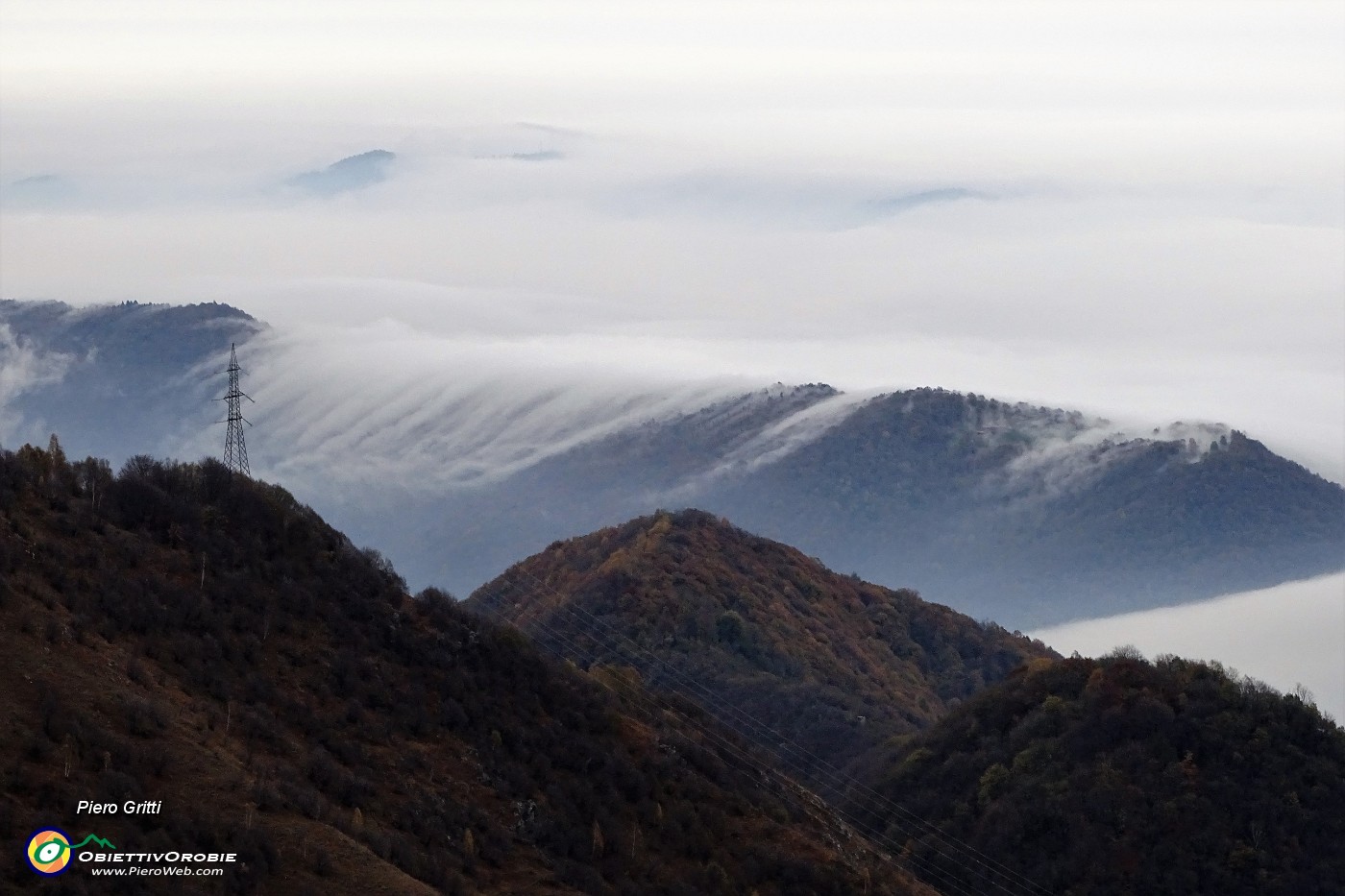 61 Cascate di nebbia in arrivo dalla pianura....JPG